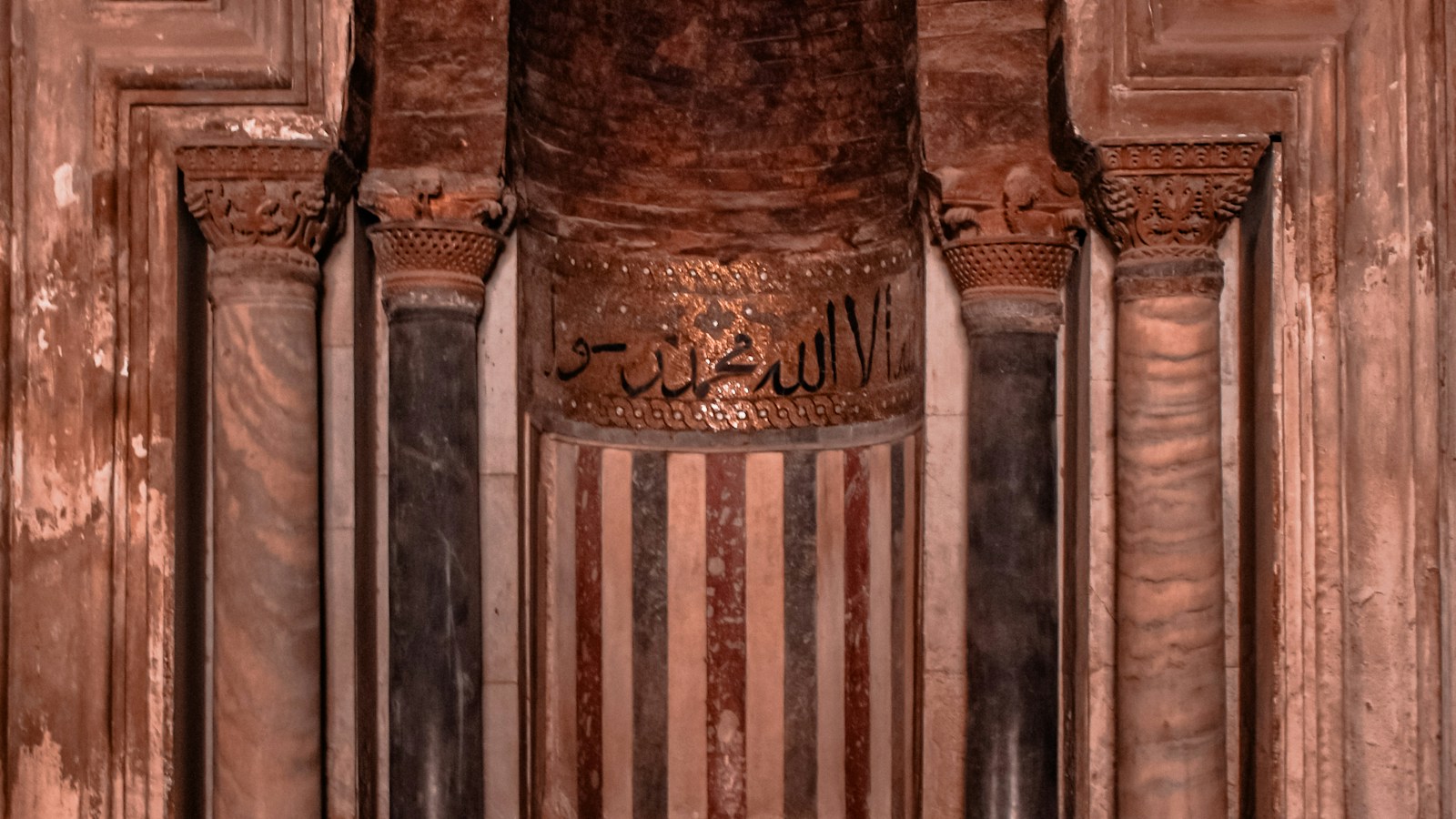 Mihrab masjid berornamen marmer dan ukiran halus sebagai area kaligrafi
