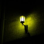 Lampu dinding menyala pada dinding bata gaya industrial
