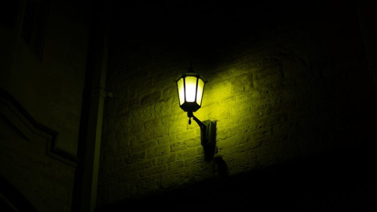 Lampu dinding menyala pada dinding bata gaya industrial
