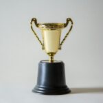 Piala logam keemasan sebagai contoh souvenir perusahaan eksklusif